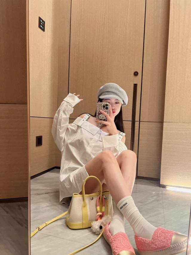 上新 Iro 迪奥 减龄一字肩衬衫～ 减龄少女单品 经典又有型 各种都能完美驾驭～ 高级成衣做法 细节美到爆！ 精美又日常 轻松驾驭！ 质感棒棒哒 减龄时髦休闲