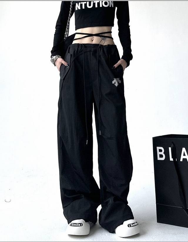 Descente迪桑特新款美式复古新款阔腿裤薄款宽松休闲直筒裤子 显瘦美式工装两穿裤” 骨感纸片人Or腿部微胖都可以轻松驾驭 时髦炸街轻松穿出大长腿 宽松的工装
