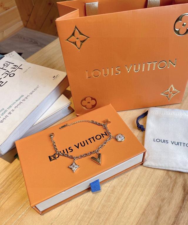 Lv路易威登 白贝母五花手链 配全套包装 精致高级质感 天然高品质白贝母光泽太美了～小小的冷淡风 Lv经典手链材质18K金，白色贝母 必须种草的经典手链⊙C⊙由