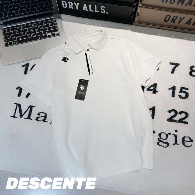 拿货 -Descent迪桑特领口竖字母翻领polo衫 男女同款 -面料：采用原版一比一面料。 -辅料：原版拆解开发，一比一定制的小标，领标，水洗，吊牌，五金等等