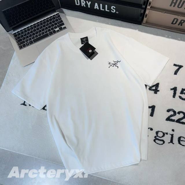 拿货 -Arcteryx始祖鸟棋盘格印花短袖 男女同款 -面料：采用原版一比一面料。 -辅料：原版拆解开发，一比一定制的小标，领标，水洗，吊牌，五金等等。 -工