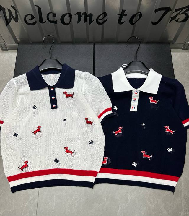 Thom Browne Tb小狗刺绣三色纽扣翻领针织短袖 款号：25670104370 颜色：白色 蓝色 尺码：均码 80-125斤