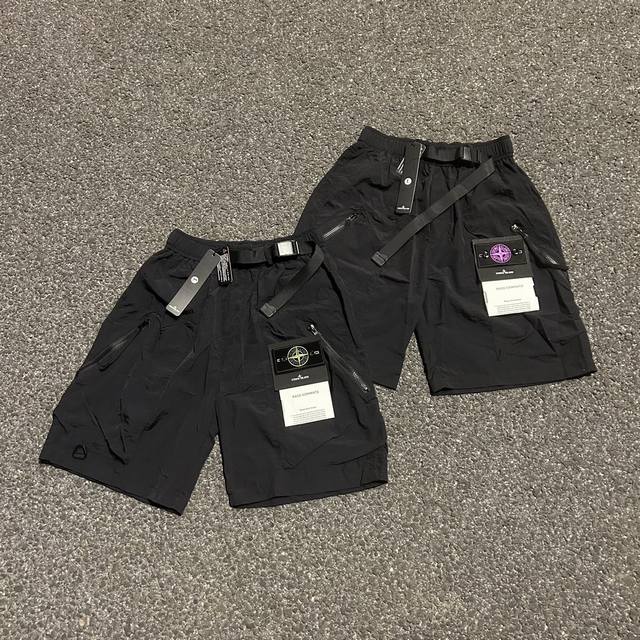 上新 Stone Island 石头岛25Ss新品工装机能风大口袋徽章Logo百搭休闲短裤，高街风十足。经典百搭永不过时，夏季出行必备百搭短裤 高品质工装面料，