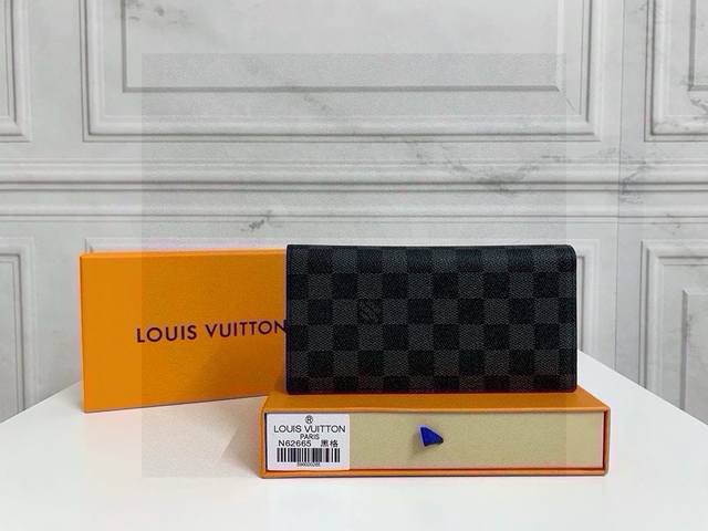 Lv 黑格长款折叠钱夹 由Monogram Eclipse 帆布裁制而成 这款钱夹毋庸置疑是绝对的经典，用十年都不会过时 时尚而实用，存放携带信用卡与现金的理想