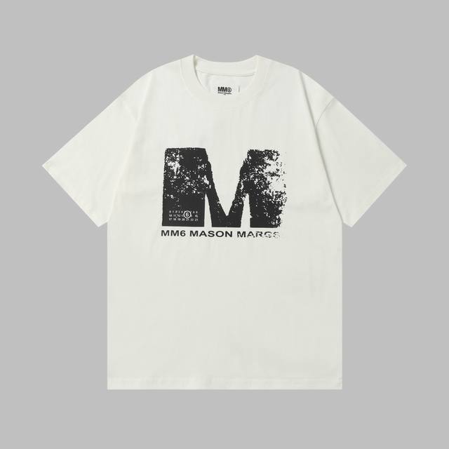 上新 高品质9158# Mm6 新款短袖 300 高克重 马吉拉的解构主义美学 ，Maison Margiela 的魅力在于 “用设计讲述故事” 每一件衣服都像