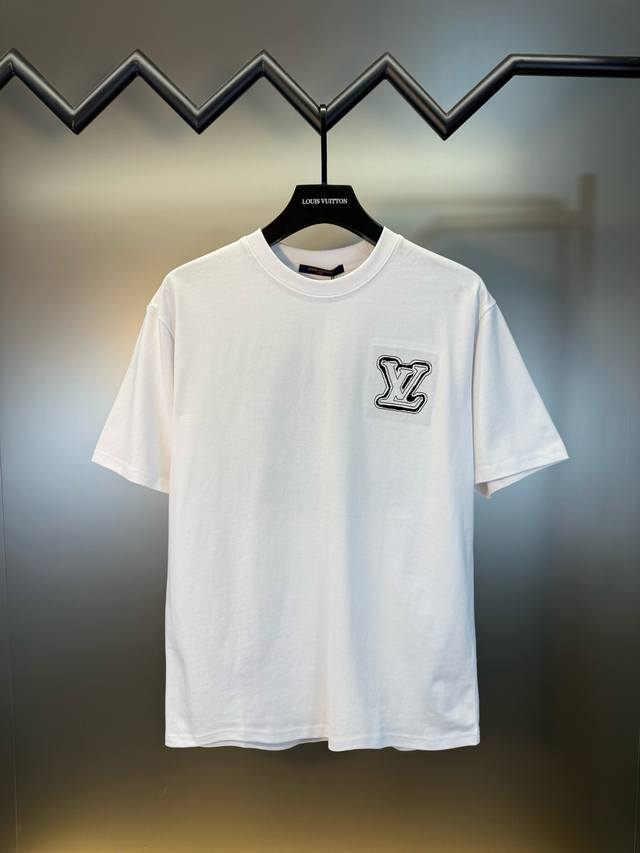 顶级复刻★Louis Vuitton路易威登Ss25春夏新款贴布刺绣刺绣圆领T恤 采用280G双纱棉面料洗水处理 不缩水不变形 更柔软舒适 刺绣图案设计 简单大