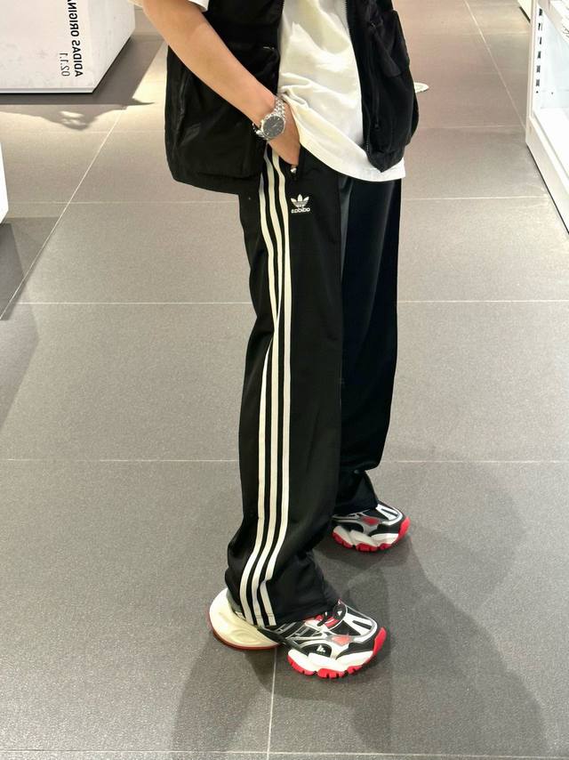现货刺绣标志经典的三道白杠三叶草男女情侣同款阔腿裤 休闲运动裤 经典的百搭黑色，非常显瘦 采用300克天丝罗马面料，舒适透气，腿脚搭配抽绳设计 可以秒变束腿裤