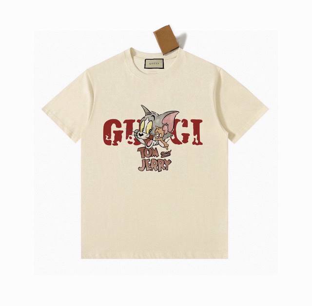 Gucci汤姆猫系列 专柜款复古情侣 印花短袖T落肩袖 重磅280G精梳棉材质 透气舒适 版型宽松 进口外贸级专柜印花，随意搓洗不褪色不变形。 情侣款 男女同款