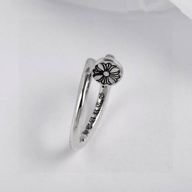 Chrome Hearts克罗心开口戒指，经典钉子。 玩酷必备单品。无敌细节，看实拍！顶级泰银工艺！别具一格的质感和色泽，使首饰粗犷而古朴。经过特殊处理,可以保
