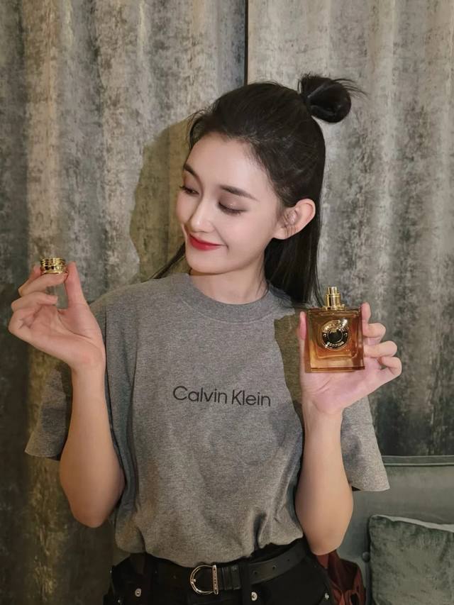 上新 凯文克莱Ck限定刺绣Logo小象灰短袖T 这个灰色很吸引人象灰色巨显白！ 字母Logo和面料撞色设计 调色也太太太好看了吧 随便搭配都是万金油穿搭慵懒高级