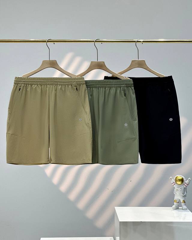 Lululemon 露露夏季新款速干梭织无痕压胶户外徒步休闲运动短裤 这款短裤具有多项功能,是徒步、攀岩、沙滩、滑翔、漂流、登山、自驾游、郊游和野营等户外项目的