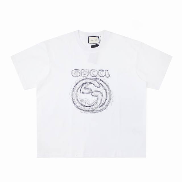 Gucci 古驰 24Ss镜像刺绣圆领短袖T恤 原版面料开发，官方专柜同款！ 螺纹定织定染无色差！采用通肩拉条工艺，百洗不变形！ 采用250G全棉双纱紧密爽滑面