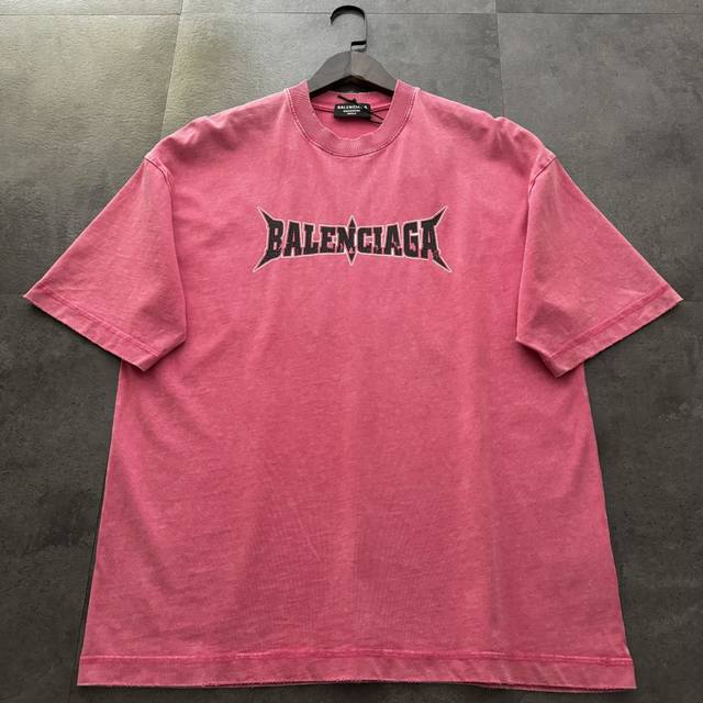 爆款推荐 Balenciaga巴黎世家2025新款炒雪花印花短袖T恤 原版面料高版本高品质 网红明星同款 棠红色搭配做旧的印花 炒雪花水洗工艺 局部磨破三针独特