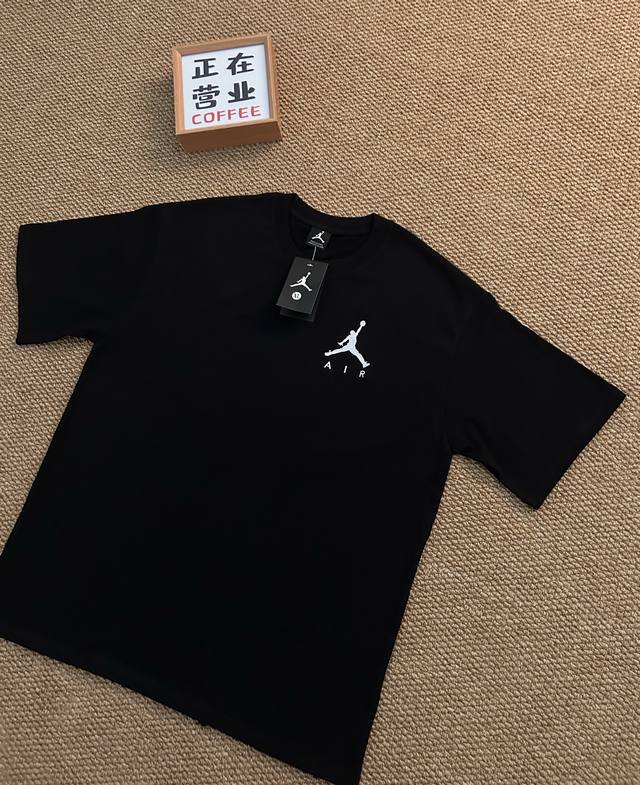 顶端刺绣品质乔丹Jordan刺绣Air黑色短袖宽松男女同款情侣款 采用抗菌260克新疆长绒棉重磅面料 透气舒适 怎么洗都不起球透气轻柔的短袖，让您穿着舒适一整天