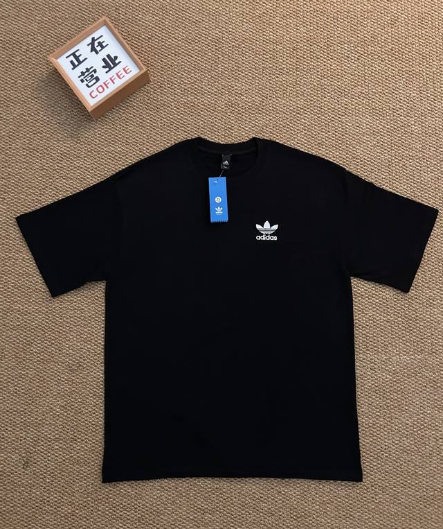 顶端刺绣品质阿迪达斯Adidas 三叶草黑色短袖宽松男女同款情侣款 采用抗菌260克新疆长绒棉重磅面料 透气舒适 怎么洗都不起球透气轻柔的短袖，让您穿着舒适一整