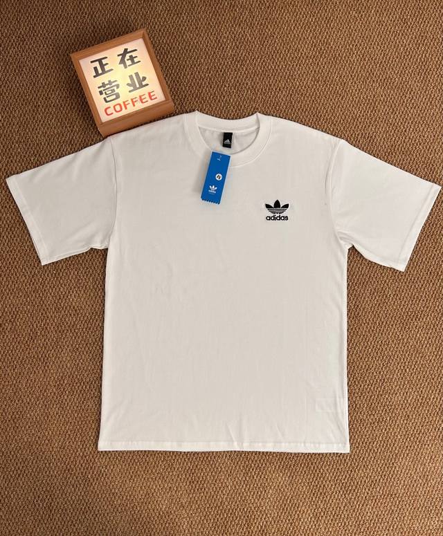 顶端刺绣品质阿迪达斯Adidas 三叶草白色短袖宽松男女同款情侣款 采用抗菌260克新疆长绒棉重磅面料 透气舒适 怎么洗都不起球透气轻柔的短袖，让您穿着舒适一整