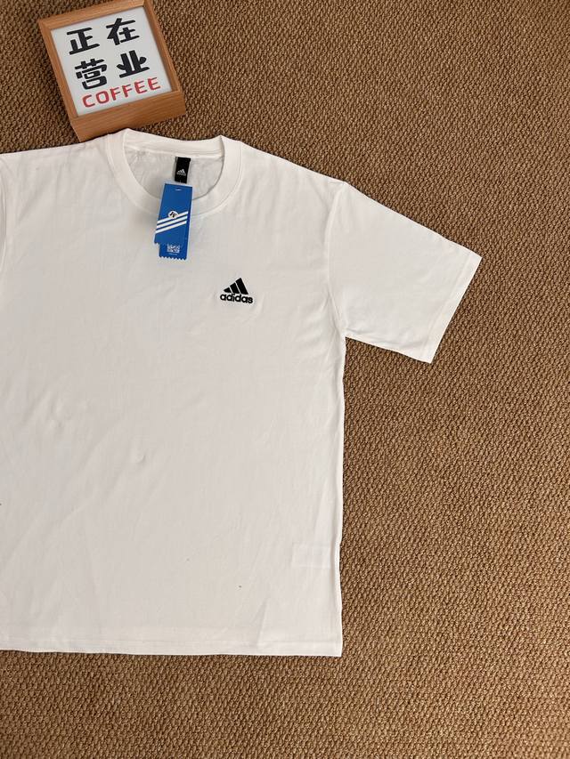 顶端刺绣品质阿迪达斯Adidas 三条杠白色短袖宽松男女同款情侣款 采用抗菌260克新疆长绒棉重磅面料 透气舒适 怎么洗都不起球透气轻柔的短袖，让您穿着舒适一整