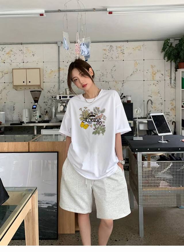 Loewe 罗意威25Ss 花卉印花短袖 高版本 重工 短袖T恤 顶级用料 限量发售！ 面料：250克 双纱双股用料 预缩定型 具有良好的吸汗性.可以保持干爽舒