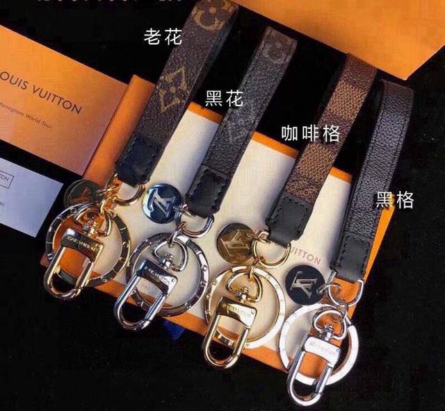 Lv路易威登四色钥匙扣 意大利专柜购入1:1复刻 代购版本 316钛钢匠心打造，对版专柜，经久耐用。钥匙扣Logo彰显金属匠艺与品牌经典标识的融合。标志性花色帆