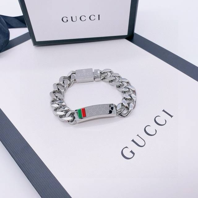 Gucci粗手链高品质代版本全套包装 链型特别好显得人很帅气硬朗男女都可以看似简单的首饰包含了满满的爱意，看了着实让人特别向往美好的爱情Gucci倾心打造将Gu