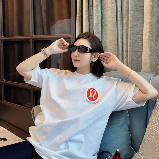 新款 Lululemon 露露乐蒙专柜同款早春系列 Lulu前后Logo印花圆领短袖T恤男女同款 定织定染纯棉240克重洗水面料，做工精细。男女同款宽松落肩版型