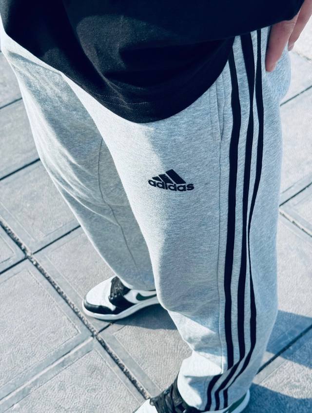 超火经典灰色黑条纹！纯原版本！宽松版型！全新版本！正宗申洲空气层棉！ Fk6884！阿迪达斯Adidas M Mh 3S 三条杠空气层棉宽松直筒裤 原版！宽松版