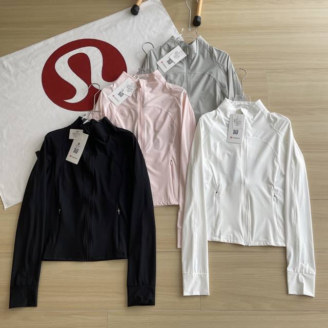 主图 品质运动Lululemon 露露乐蒙 四色立领夏季原纱小蛮腰冰感防晒衣 女款上衣 它简直就是防晒界的翘楚！后背透气设计 只需这一件，就能拥有防紫外线、透气