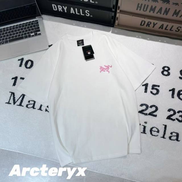 Arcteryx始祖鸟涂鸦格子印花短袖 男女同款 -面料：采用原版一比一面料。 -辅料：原版拆解开发，一比一定制的小标，领标，水洗，吊牌，五金等等。 -工艺：原