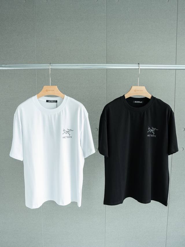 热门款式 Arc 小鸟System_A系列Ss24Dro p20Asos Solarium万花筒Logo反光图案圆领短袖男女同款 颜色：黑色 白色 尺码：S M