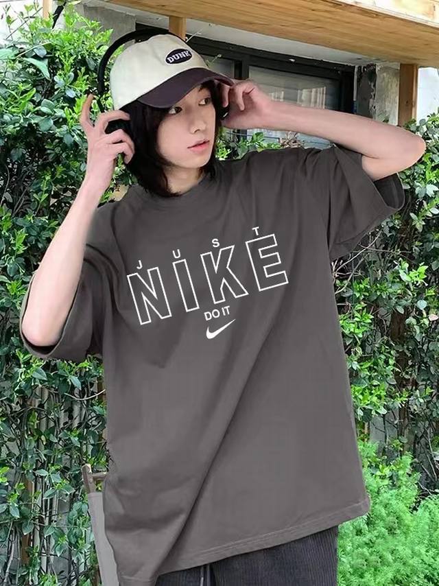 耐克Nike专柜同步新款镂空字母系列印花情侣短袖 采用260克定制精梳纯棉，领口定制螺纹不变形，三针五线做工，领口包包边条，肩膀处内里带压条，做工面料细节都无法