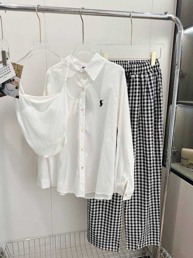 品名：Ralph Laur*N 拉夫战马松弛慵懒衬衫背心格子裤三件套 尺码：M.L 颜色：白色 白色衬衫搭配黑色格纹裤，宽松的版型，慵懒随性，日常出街或通勤都超
