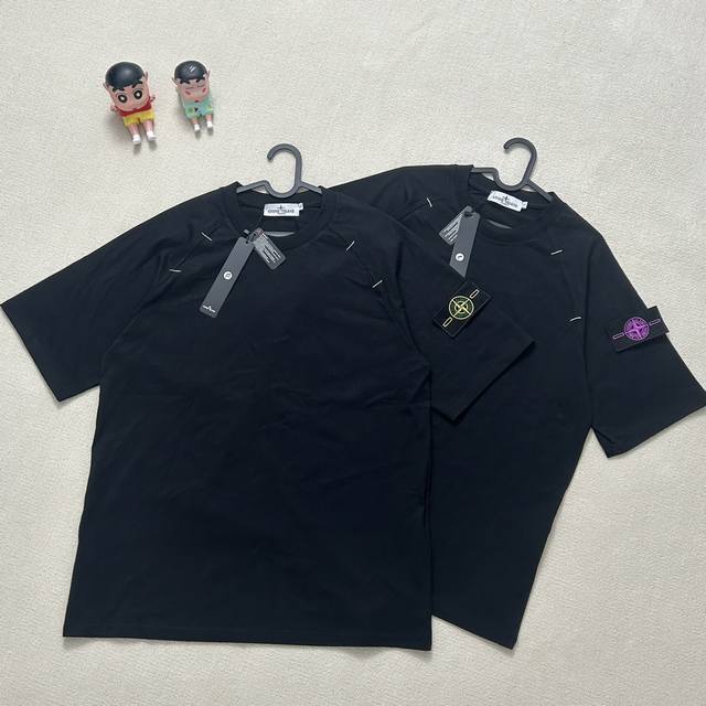 Stone Island 石头岛经典勋章重工插肩刺绣圆领袖标短袖实拍图！ 面料采用高品质280克重工纯棉面料 面料上身舒服 重工纯棉克度 当季必备 版型超正 拒