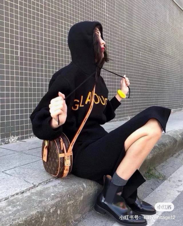 Lv软圆饼包大号 因为包包大都是方方的，圆饼就显得可爱又特别。老花压住可爱，也不会说特别装嫩，既酷又休闲又有派头。而且大圆饼还有行李牌点缀，画龙点睛之笔，时尚不