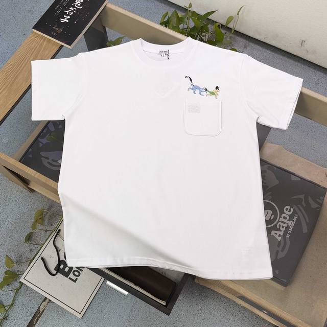 高版本 2025新款Loewe罗意威刺绣口袋长尾猴追逐图案Logo绣花休闲情侣宽松短袖T恤，独一无二的活性环保面料染色，进口田岛机器刺绣，32支双纱精梳纯棉爽滑