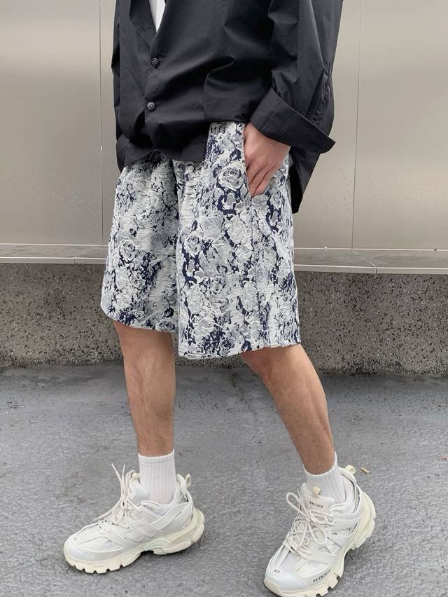 品名：Lv-24Ss 夏新款提花流苏牛仔休闲宽松阔腿抽绳松紧短裤 面料：牛仔 颜色：图片色 尺码M-L-Xl 腰围 臀围 裤长 M 70 110 46 L 71