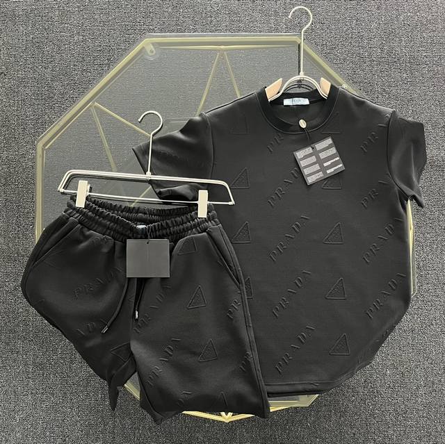 高品质套装 prada 普拉达凹凸提花套装， 独家新品，定制提花工艺，整件套装满印品标Logo字母，很显质感！辨识度很高，裤子做了抽绳的设计，方便调节，内里本布