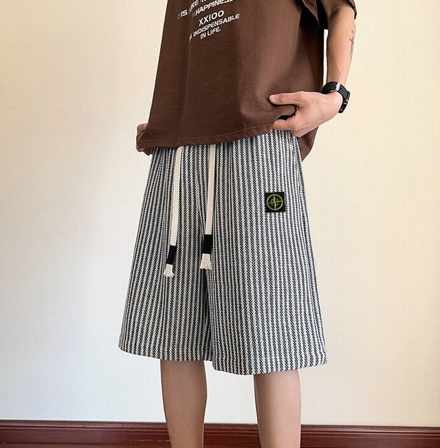 Stone Island 石头岛美式条纹编织短裤，男女同款，海外限量款休闲裤，25Aw石头岛最新款，简约大方日常通勤首选，辨识度更高，宽松廓型 ，男女都可驾驭，
