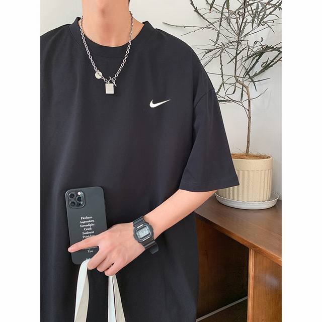 Nike 耐克海外专柜立体胶印短袖T恤，高品质 ，男女同款 260G高克重新疆棉面料，宽松落肩的版型，不挑身材，包容性更强，经典三叶草立体印花，丰富了版面的装饰