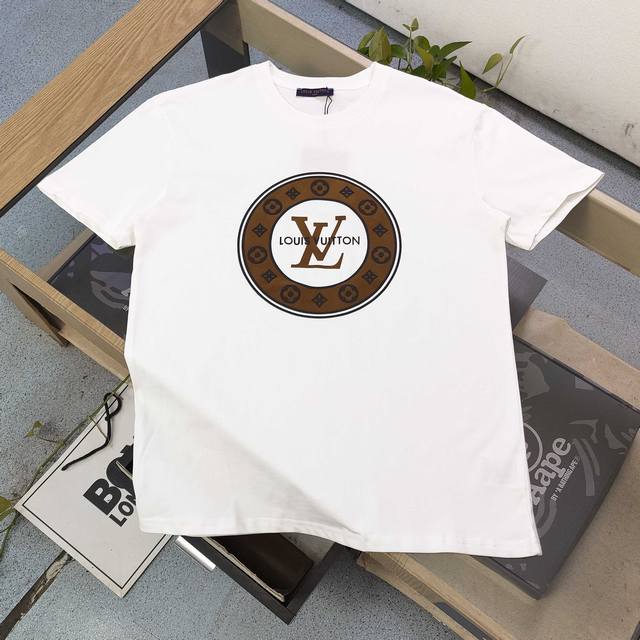 高版本 2025新款Louis Vuitton路易威登植绒贴皮Logo图案休闲情侣圆领短袖T恤，采用32支双纱精梳纯棉爽滑手感，纯棉不起球不起毛，面料厚度240
