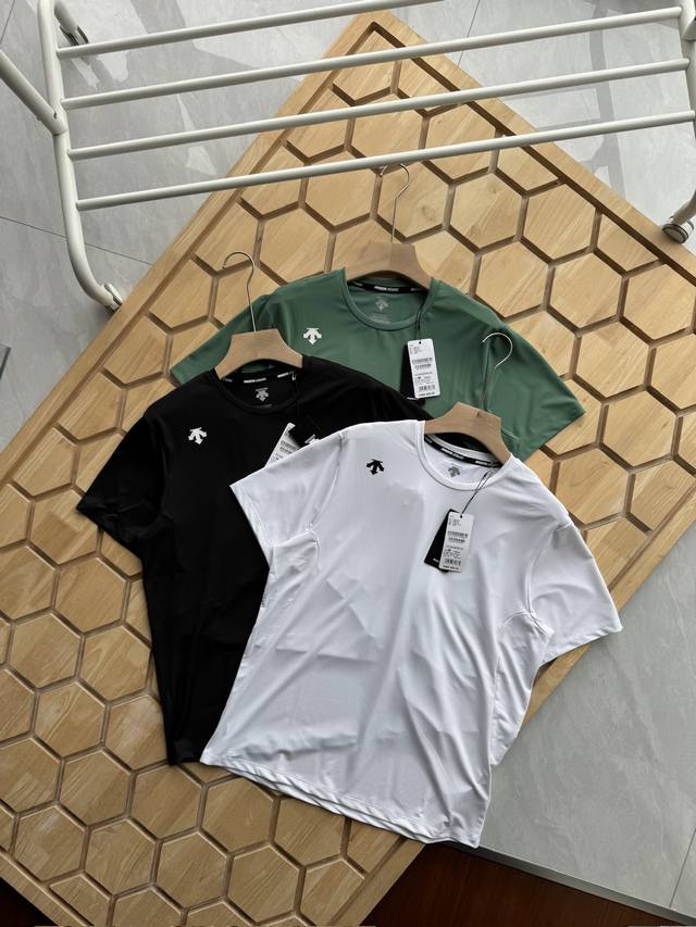 夏日热销爆款，专注运动训练的设计，新品Descente迪桑特跑步运动健身男士F360透气针织衫T恤短袖，天猫小黑盒同步在售，聚划算活动折扣价900，仅有三色:绿