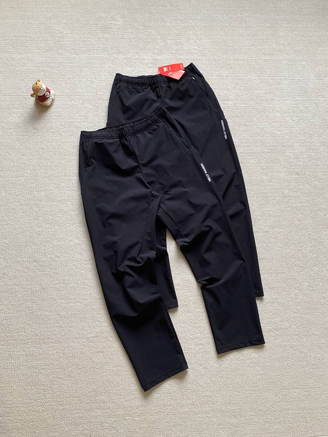 Helly Hansen 海丽汉森 春款梭织运动长裤！斜插拉链口袋设计后腿部反光条经典实用！ Hh口袋字母梭织面料耐磨 精致3D立体压胶Logo字母非常的具有立