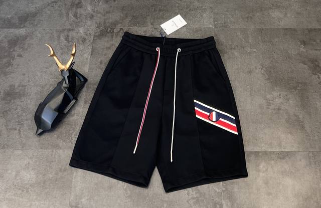 顶级复刻版本 新款短裤上新：2025Ss 夏季新品蒙口 Moncler 高品质短裤，真的是一眼就爱上，穿出去被追着问 面料：它采用了高品质的棉质面料，摸起来柔软