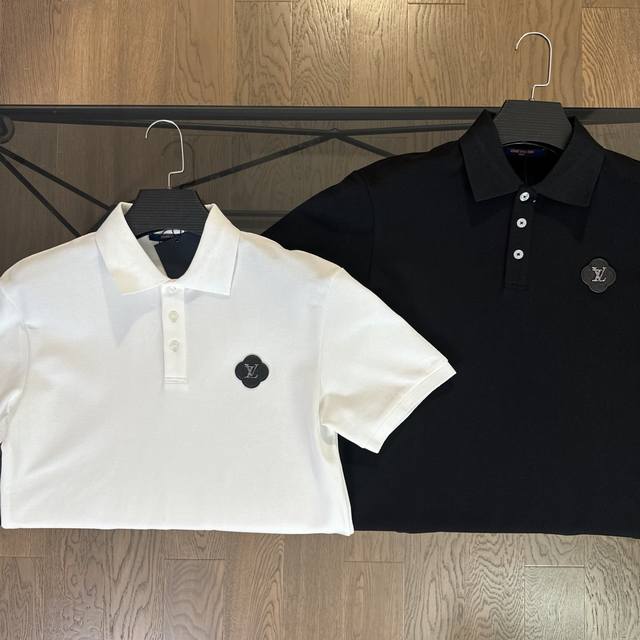 Lv 路易威登2025春夏新款四叶草字母Logo刺绣翻领短袖polo衫 选用丝光珠地棉打造，胸前采用Logo刺绣设计，纽扣全部定制Logo设计，细节满满，高品质