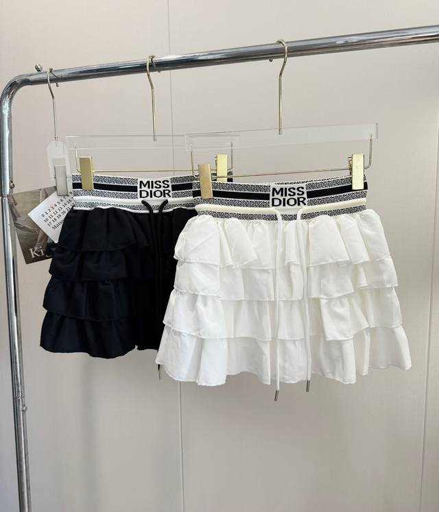 品名：Dio* 甜妹织带Logo蛋糕百褶裙 尺码：S.M.L 颜色：白色 黑色 Dio*甜酷女孩，今日穿搭。被追问N次的甜酷感穿搭，安利安利！黑色短上衣简约又显