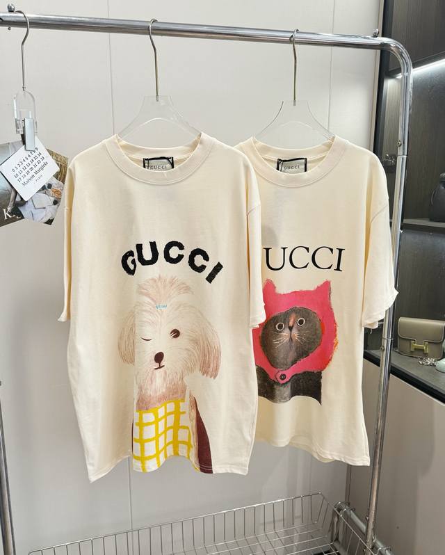 品名：Gucc* 可爱宠物系列猫猫狗狗短袖T恤 尺码：M.L 颜色：奶杏色 G家短袖真的一眼就戳中我心巴，奶白色的底色，清新又温柔，上面印着可可爱爱的小动物！*