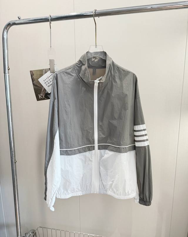 品名：Thom Brow*拼色防晒工装冲锋衣外套 尺码：M.L 颜色：灰色 春天的冲锋衣虽迟但到！这个白灰拼色属实是拿捏到我了，简约又自带高級感。宽松版型，主打