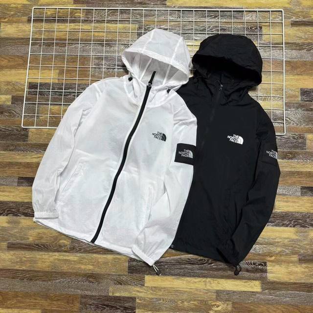新款上新 最新款爆款推荐Thenorthface 北面春夏季男女情侣款连帽防晒服外套上衣 胸前印花 袖子贴布刺绣方框 背面有特点的The印花新款户外休闲防晒服皮