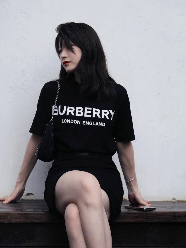 Burberry巴宝莉经典基础标语字母印花圆领短袖T恤 25年最新工艺，包括全新吊卡。领口分段拼接螺纹，两处固锁套结。袖肩，下摆全部三针四线工艺。都是区别通货，