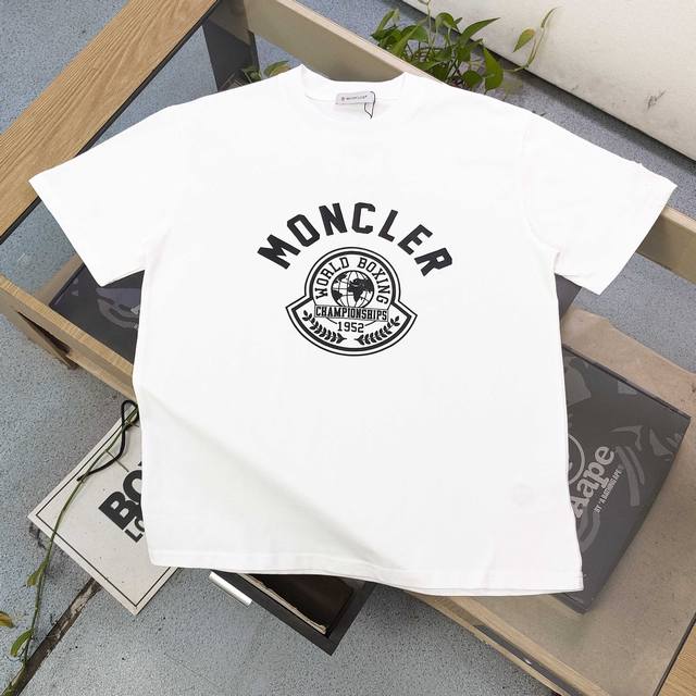 高版本 2025新款Moncler蒙口世界地图铃铛公鸡图案Logo字母印花休闲情侣宽松短袖T恤，独一无二的活性环保面料染色，32支双纱精梳纯棉爽滑手感，纯棉不起