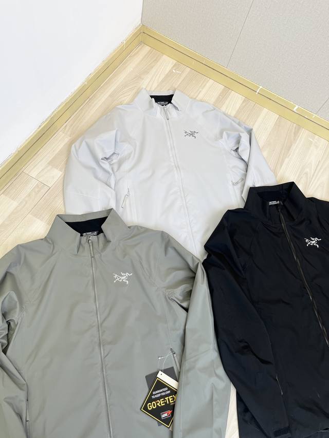 Arc Kadin Ss Jacket 纯色刺绣Logo立领长袖软壳风壳夹克外套 穿行于山脊线与美术馆的流动雕塑 黑洞黑收编所有过剩的光 幽雾绿是苔原破晓的第一